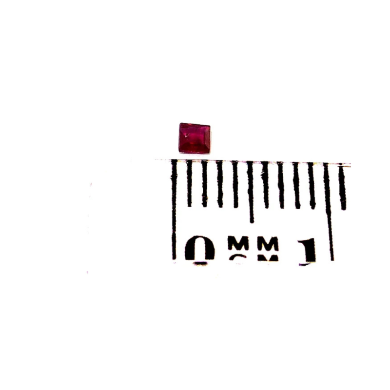 Rubin 0.05 ct Rot Quadrat – feiner Facettenschliff mit zartem Rosaton