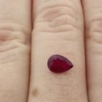 Rubin 0.70 ct Rot Birne – Leicht opak mit Zertifikat von Gem-A