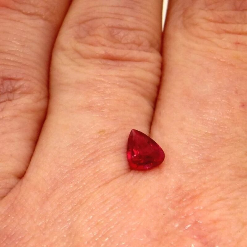 Rubin 1.01 ct Rot Tropfen – Facettiert, leuchtend & zertifiziert von Gem-A