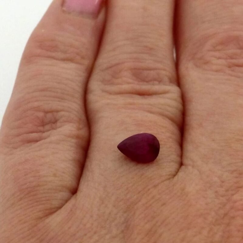 Rubin 1.03 ct Rot Birne – Natürlich, leicht opak & mit Zertifikat