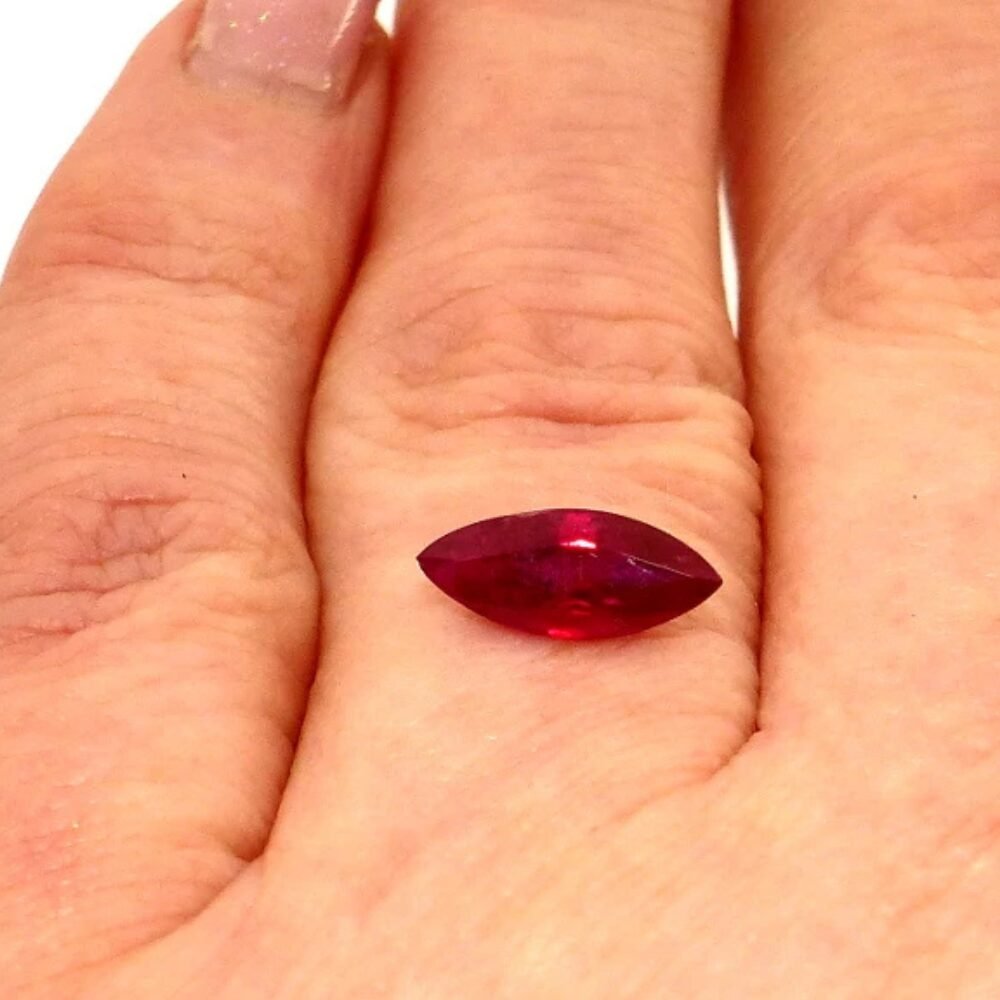 Rubin 1.57 ct Rot Navette (1) Rubin 1.57 Karat Rot Navette – Facettiert, lebendig & zertifiziert von Gem-A