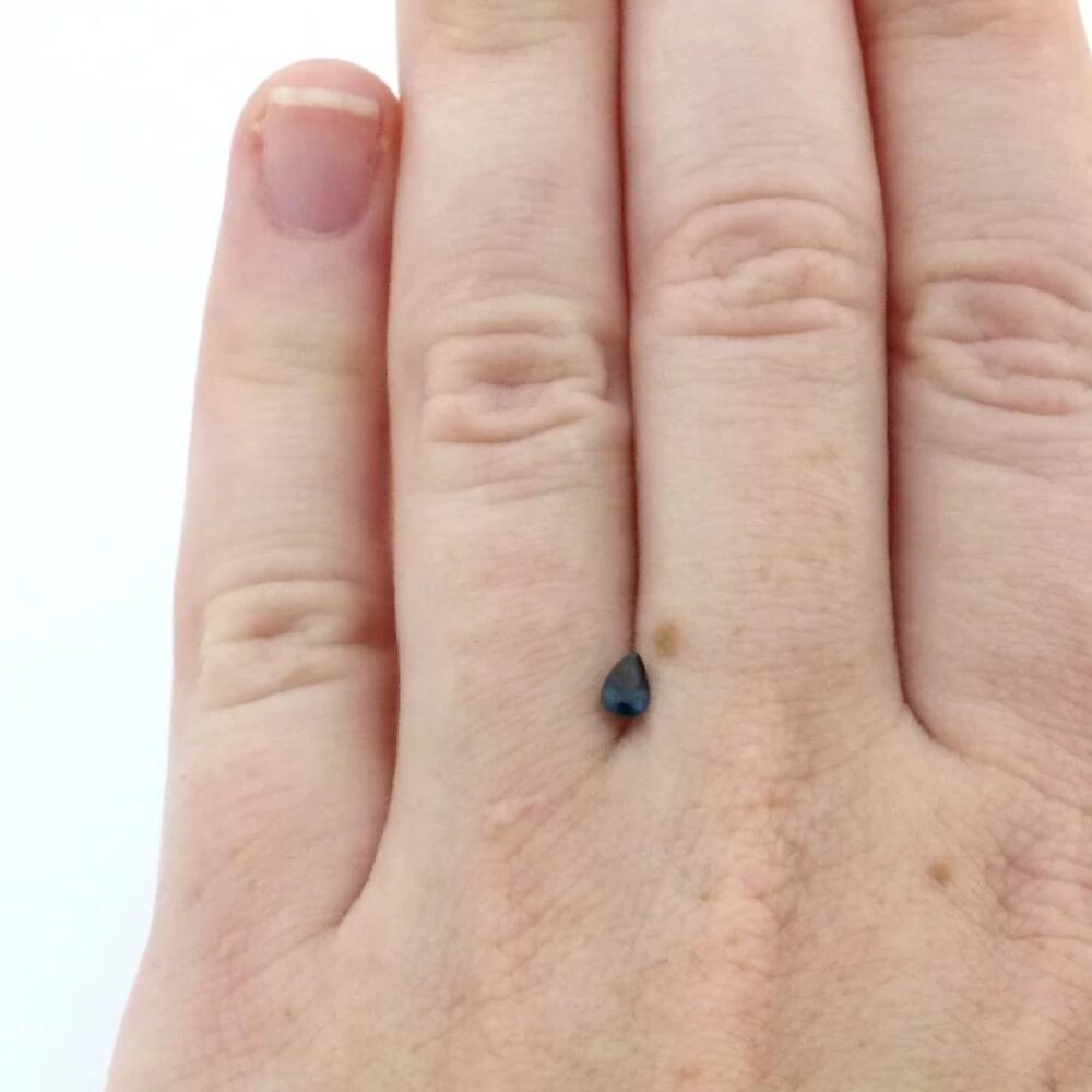 Saphir 0.22 ct Farbe Blau Tropfen – Facettierter Edelstein mit Mitternachtsglanz (2) Saphir 0.22 Karat Blau Tropfen – Facettierter Edelstein mit Zertifikat