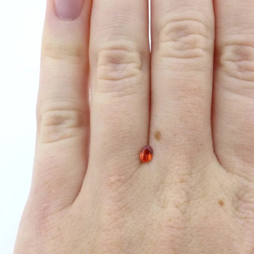 Saphir 0.25 ct Orange-Rot Oval – Intensives Farbspiel & Top Reinheit (1) Saphir 0.25 Karat Orange-Rot Oval – Intensives Farbspiel & Top Reinheit