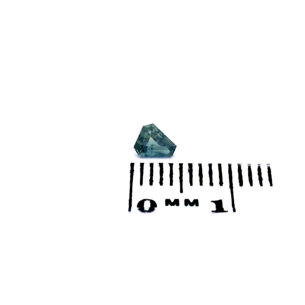 Saphir 0.27 ct blau-grün dreieck kaufen (1) Saphir 0.27 Karat blau-grün dreieck kaufen – naturbelassener Edelstein aus Frankreich