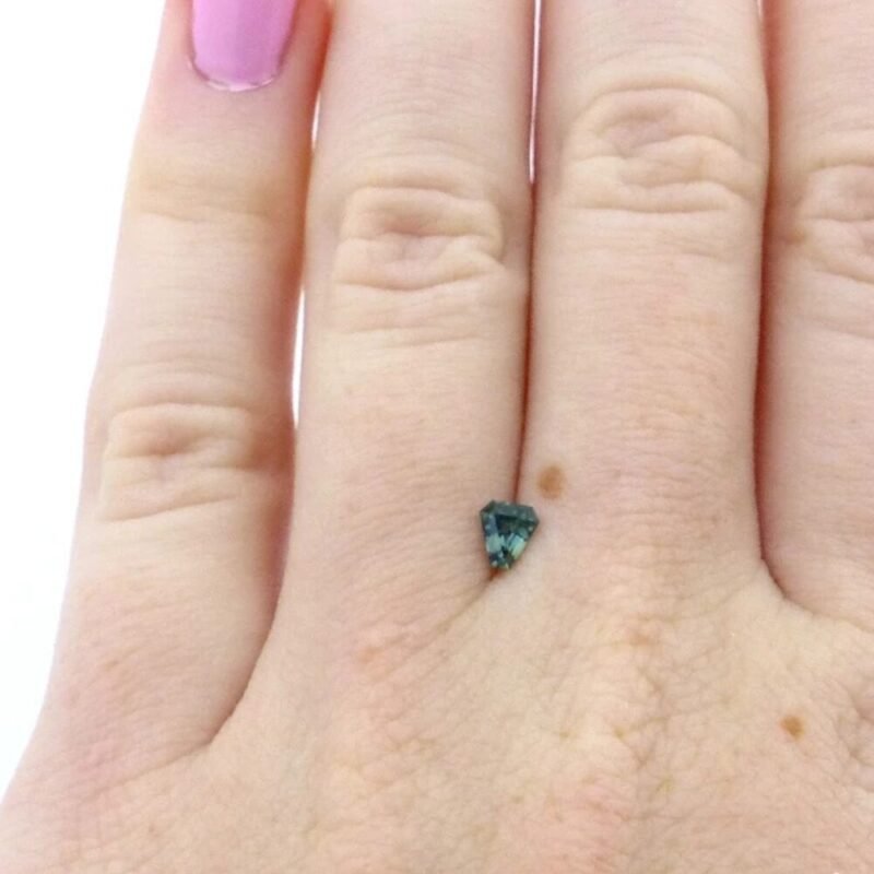 Saphir 0.27 ct blau-grün dreieck kaufen – naturbelassener Edelstein aus Frankreich
