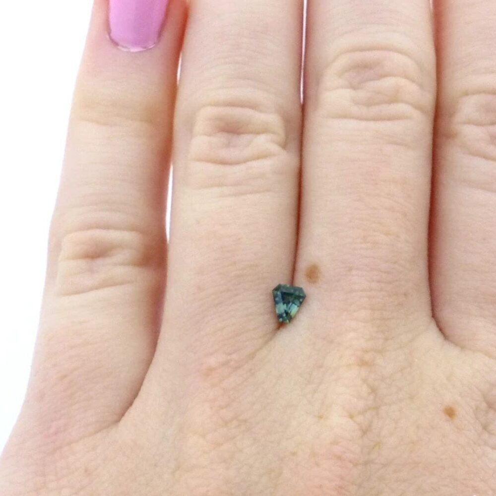 Saphir 0.27 ct blau-grün dreieck kaufen (2) Saphir 0.27 Karat blau-grün dreieck kaufen – naturbelassener Edelstein aus Frankreich