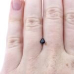 Saphir 0.28 ct Dunkelgrau Atypisch – Auvergne-Einzelstück mit außergewöhnlichem Schliff
