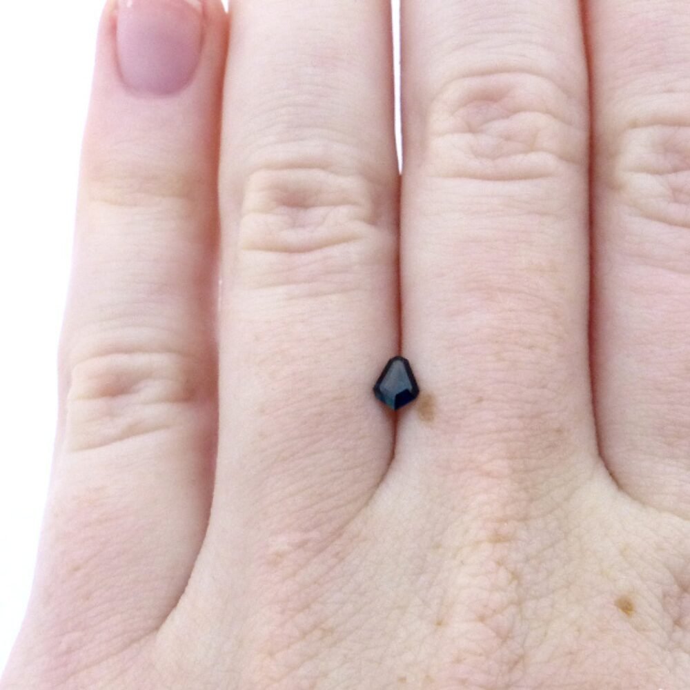 Saphir 0.28 ct Dunkelgrau Atypisch (1) Saphir 0.28 Karat Dunkelgrau Atypisch – Auvergne-Einzelstück mit außergewöhnlichem Schliff