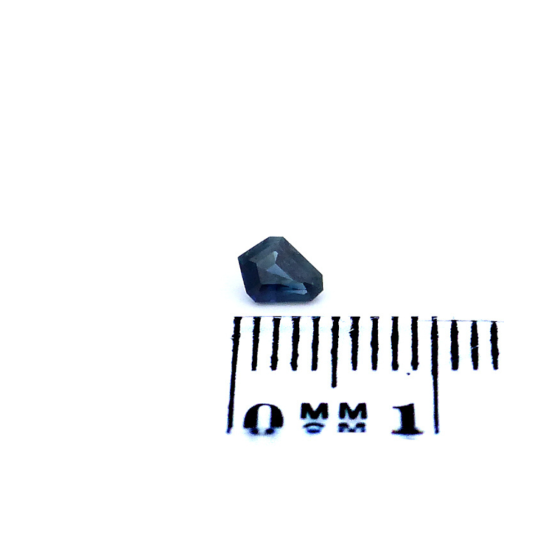 Saphir 0.28 ct Dunkelgrau Atypisch – Auvergne-Einzelstück mit außergewöhnlichem Schliff