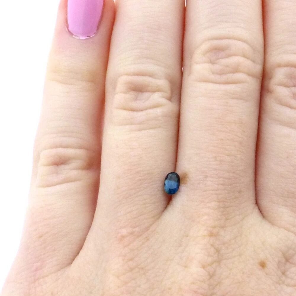 Saphir 0.28 ct oval blau kaufen – französischer Edelstein mit feinem Glanz (1) Saphir 0.28 Karat Blau Oval kaufen – Edler unbehandelter Stein aus Frankreich