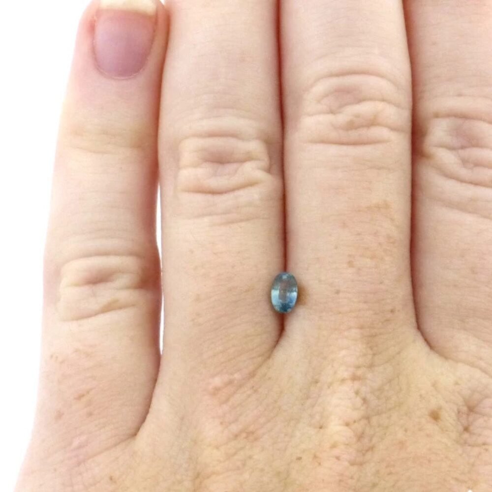 Saphir 0.42 ct Hellblau Oval mit hoher Klarheit (2) Saphir 0.42 Karat Hellblau Oval mit hoher Klarheit aus Frankreich