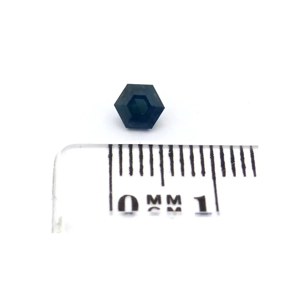 Saphir 0.59 Karat Blaugrün Hexagon 1 Saphir 0.59 Karat Blaugrün Hexagon – Unbehandelter Fantasieschliff aus Frankreich
