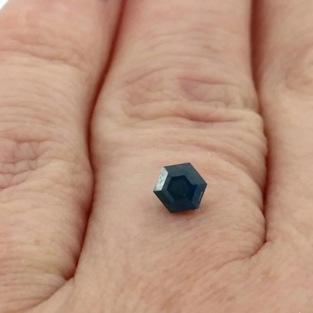 Saphir 0.59 Karat Blaugrün Hexagon 2 Saphir 0.59 Karat Blaugrün Hexagon – Unbehandelter Fantasieschliff aus Frankreich
