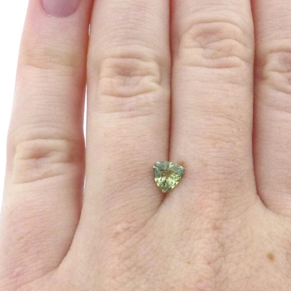 Saphir 0.64 ct Grün Dreieck – Unbehandelter pastellgrüner Edelstein aus Madagaskar (1) Saphir 0.64 Karat Grün Dreieck – Unbehandelter pastellgrüner Edelstein aus Madagaskar