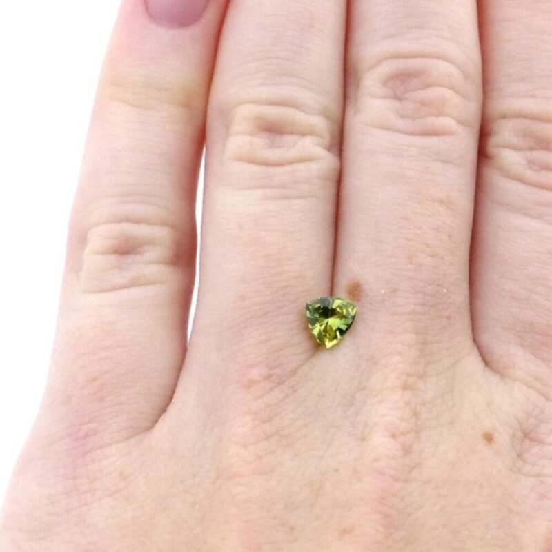 Saphir 0.68 ct Gelbgrün Dreieck – Unbehandelter Edelstein aus Madagaskar