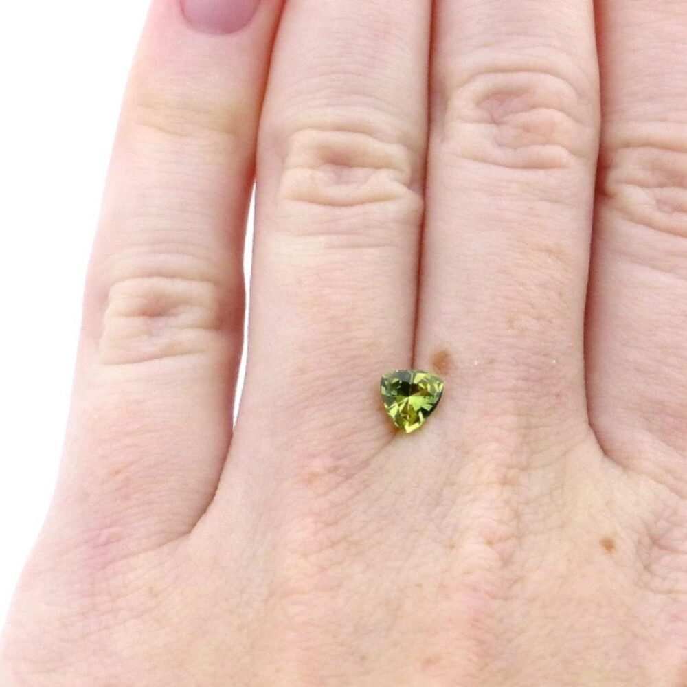 Saphir 0.68 ct Dreieck Gelbgrün – unbehandelter Edelstein aus Madagaskar (1) Saphir 0.68 Karat Gelbgrün Dreieck – Unbehandelter Edelstein aus Madagaskar