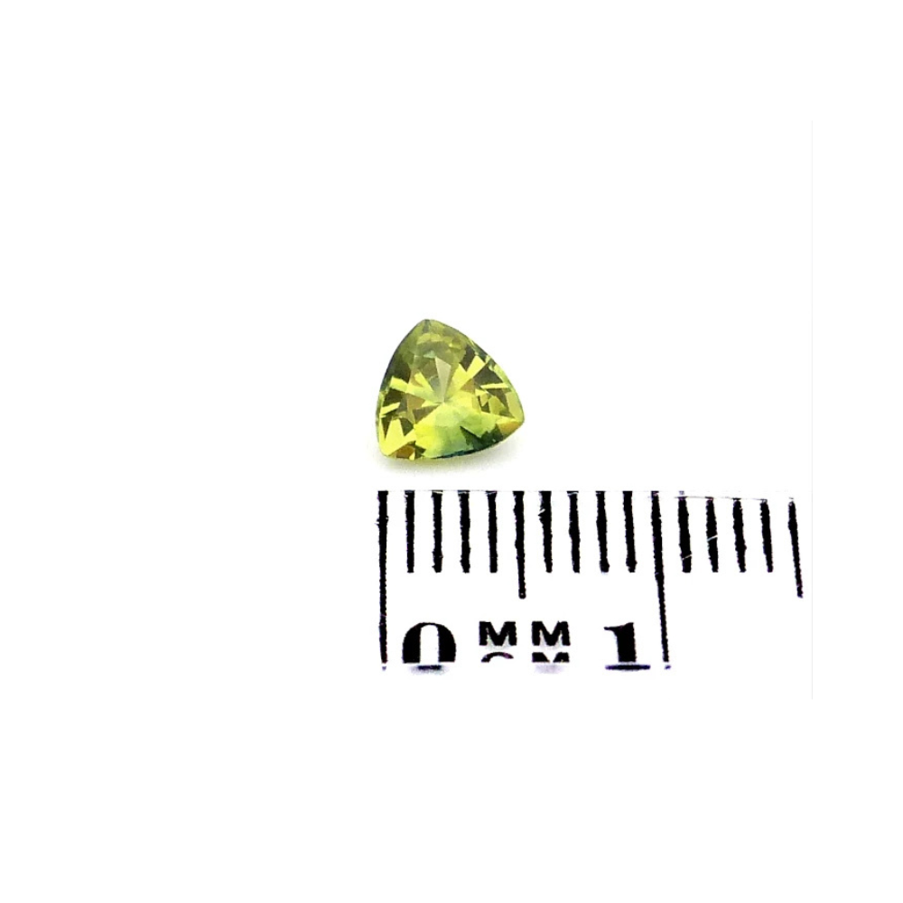 Saphir 0.68 ct Dreieck Gelbgrün – unbehandelter Edelstein aus Madagaskar (2) Saphir 0.68 Karat Gelbgrün Dreieck – Unbehandelter Edelstein aus Madagaskar