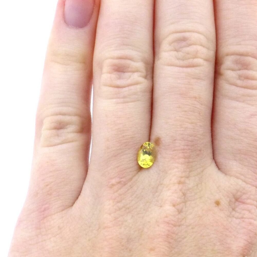 Saphir 0.72 ct Gelb Oval kaufen – Unbehandelter Edelstein aus Madagaskar (1) Saphir 0.72 Karat Gelb Oval kaufen – Unbehandelter Edelstein aus Madagaskar