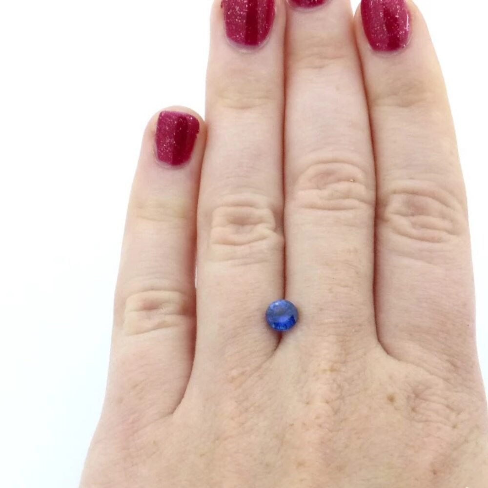 Saphir 0.78 ct Blau Rund (2) Saphir 0.78 Karat Blau Rund – Brillanter Edelstein mit zwei kleinen Einschlüssen