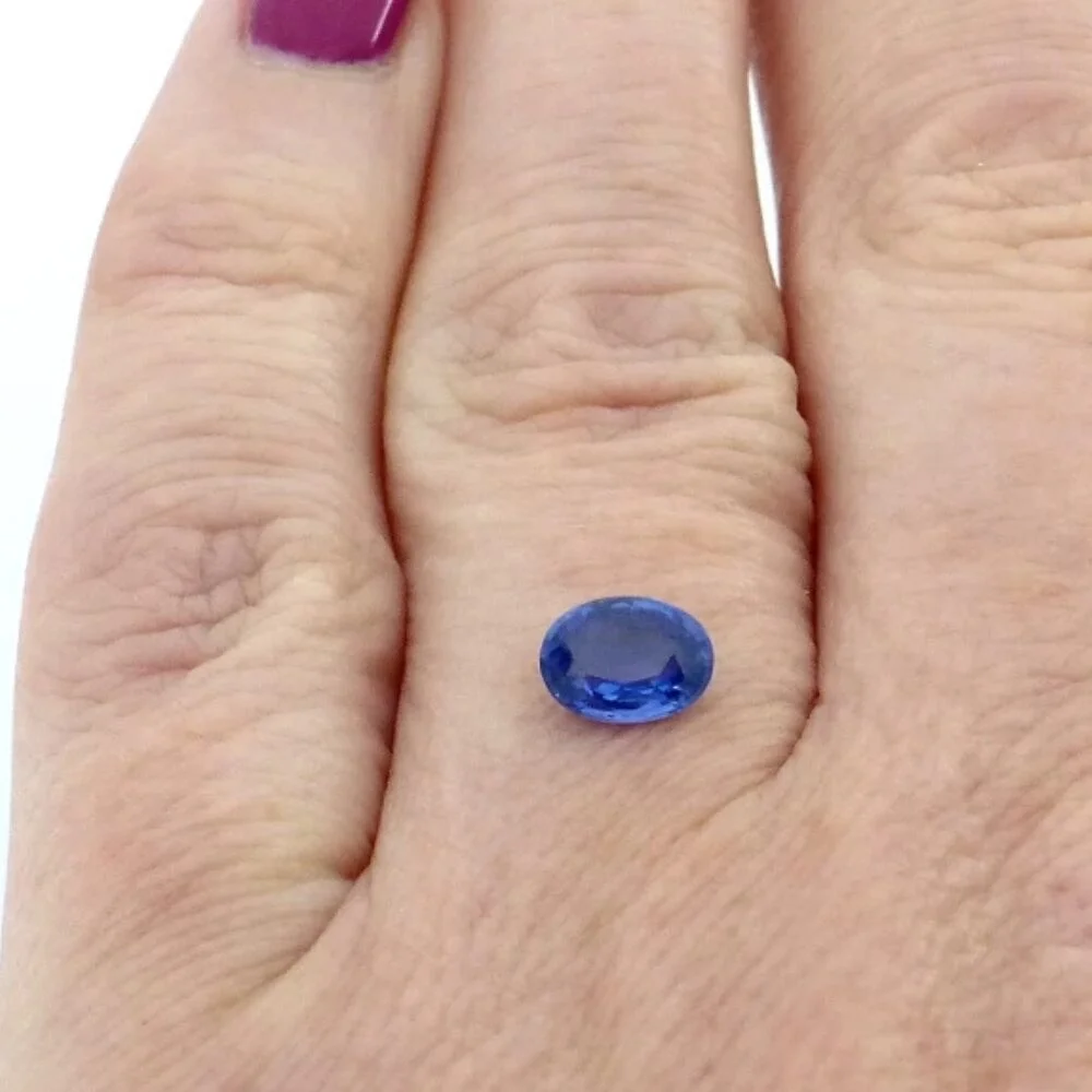 Saphir 0.92 Karat Blau Oval 2 Saphir 0.92 Karat Blau Oval – Facettierter ovaler Edelstein aus Ceylon