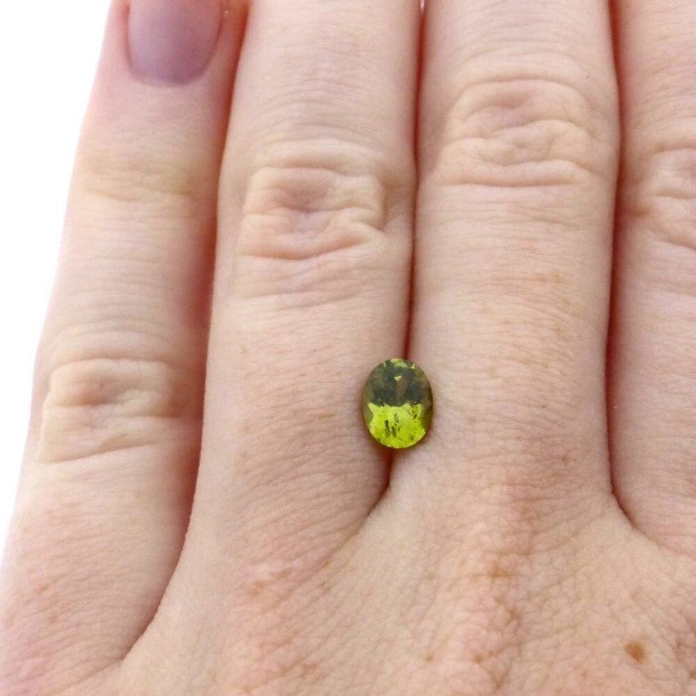 Saphir 0.93 ct Grün Oval – Unbehandelter Edelstein aus Madagaskar mit Zertifikat (2) Saphir 0.93 Karat Gelbgrün Oval – Unbehandelter Naturstein aus Madagaskar mit Zertifikat