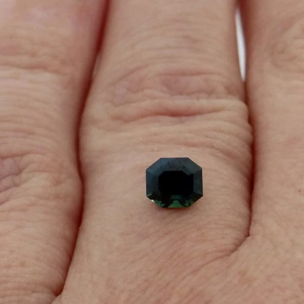 Saphir 0.95 ct Dunkelblau Rechteck – Edler französischer Naturstein aus Auvergne (2) Saphir 0.95 Karat Dunkelblau Rechteck – Edler französischer Naturstein aus Auvergne