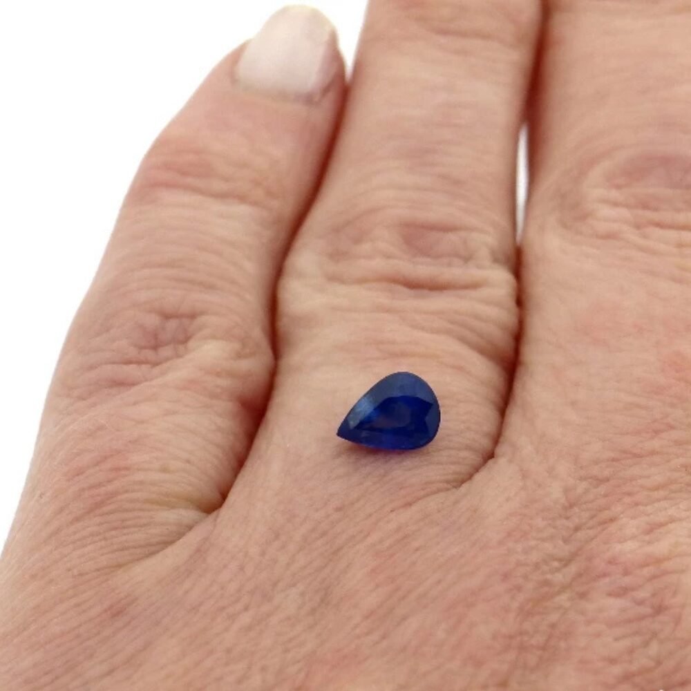 Saphir 1.22 ct – Tropfenschliff, unbehandelt, dunkelblau (2) Saphir 1.22 Karat Dunkelblau Tropfen – Tropfenschliff, unbehandelt, dunkelblau