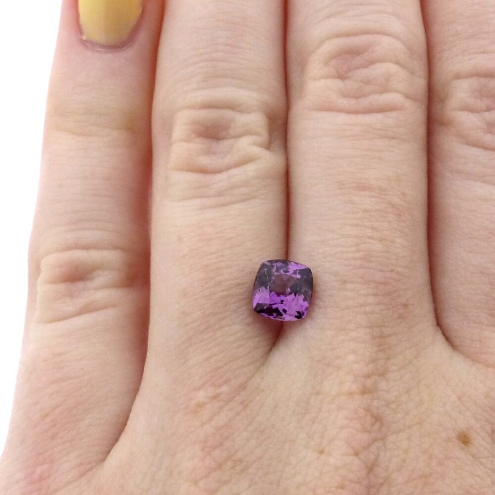Saphir 1.24 ct kaufen – Unbehandelter violetter Cushion-Schliff aus Madagaskar (2) Saphir 1.24 Karat kaufen – Unbehandelter violetter Cushion-Schliff aus Madagaskar