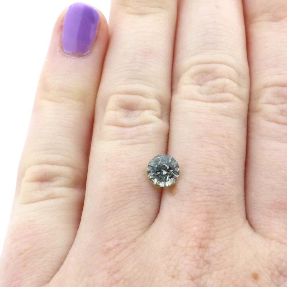 Saphir 1.33 ct – Runder grauer Natur-Saphir aus Madagaskar (1) Saphir 1.33 Karat Hellgrau Rund – Edler Naturstein mit feiner Transparenz & Schliff
