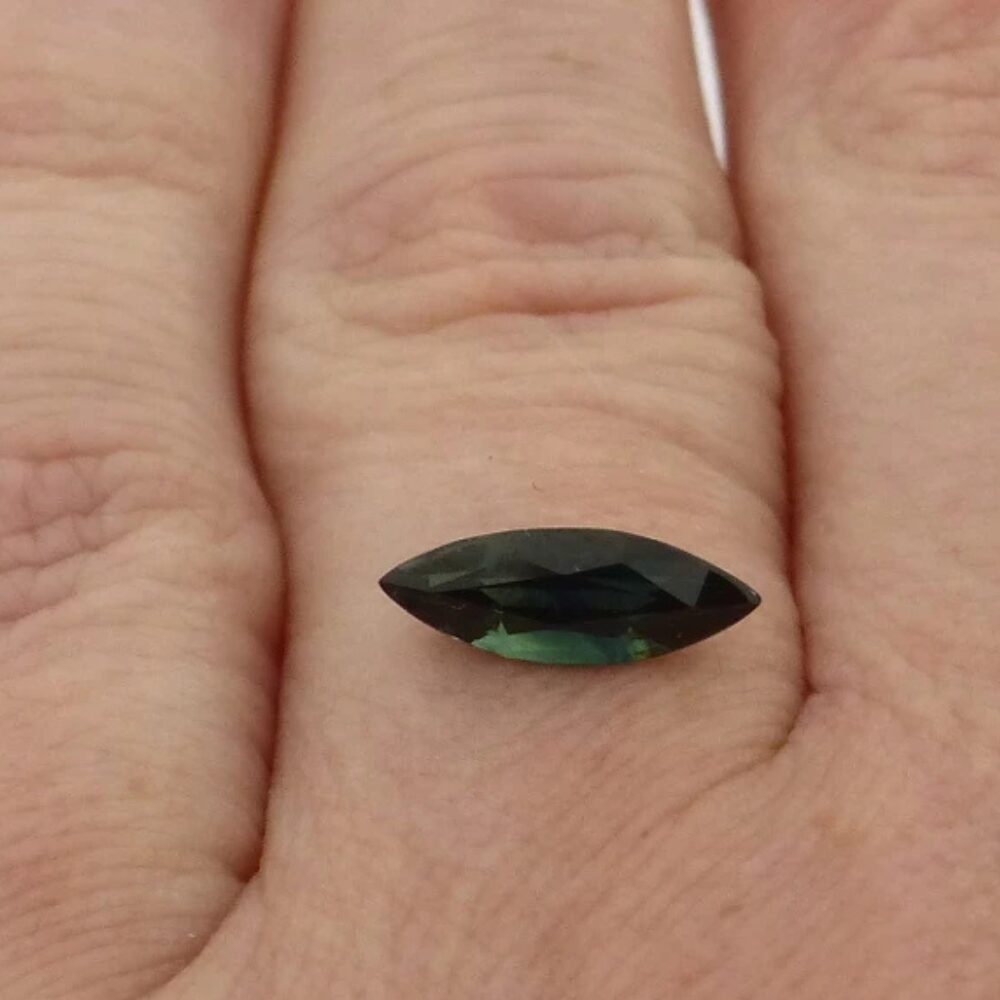 Safiir 1,50 ct sinakasroheline Navette – tume looduskivi haruldases navette-lihvis (2) Saphir 1.50 Karat Blaugrün Navette – Dunkler Naturstein im seltenen Navette-Schliff