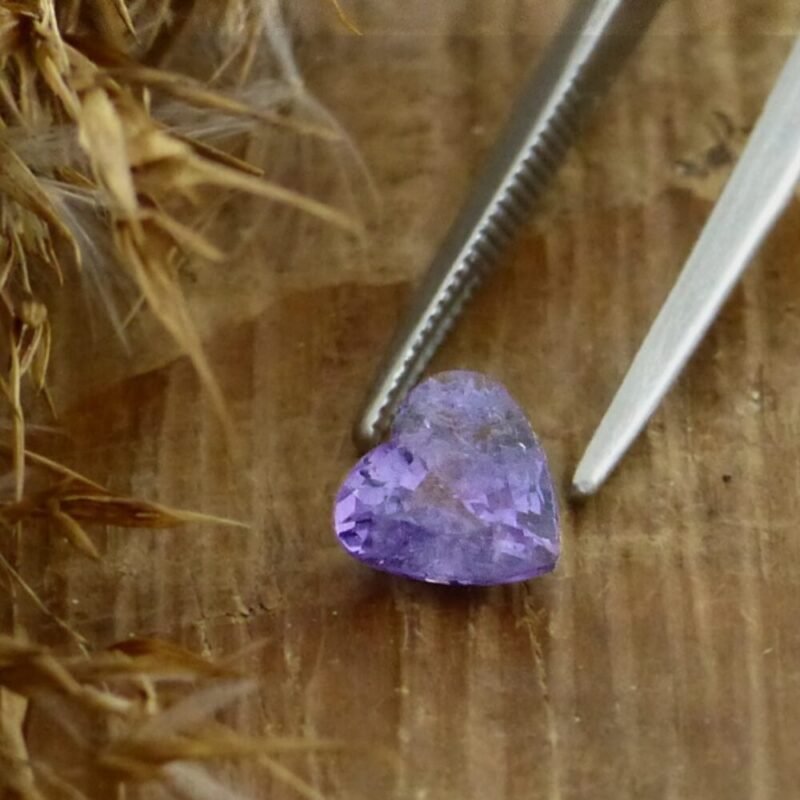 Saphir 1.57 ct Violett Herz – natürlicher Umba-Saphir aus Tansania