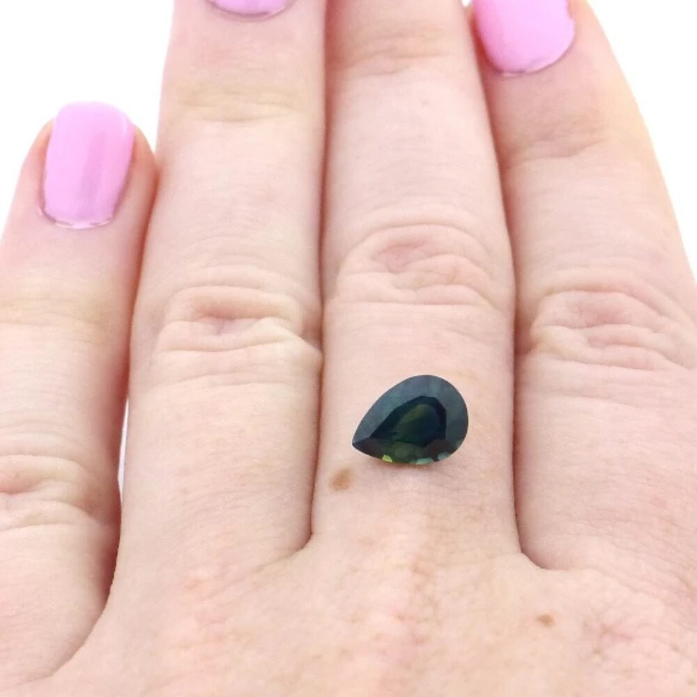 Saphir 1.96 ct kaufen – Naturbelassener bläulich-grüner Edelstein aus Frankreich (1) Saphir 1.96 Karat Blaugrün Tropfen – Naturbelassener bläulich-grüner Edelstein aus Frankreich