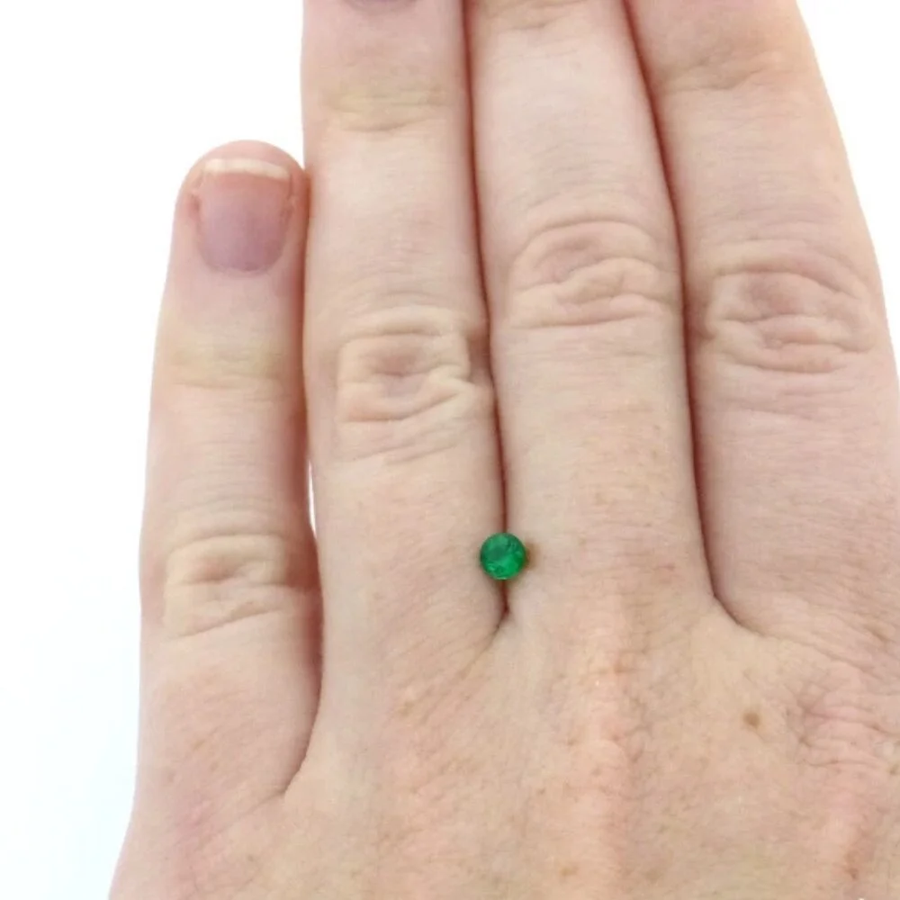 Smaragd 0.18 Karat rund kaufen – Natürlicher runder Edelstein aus Brasilien