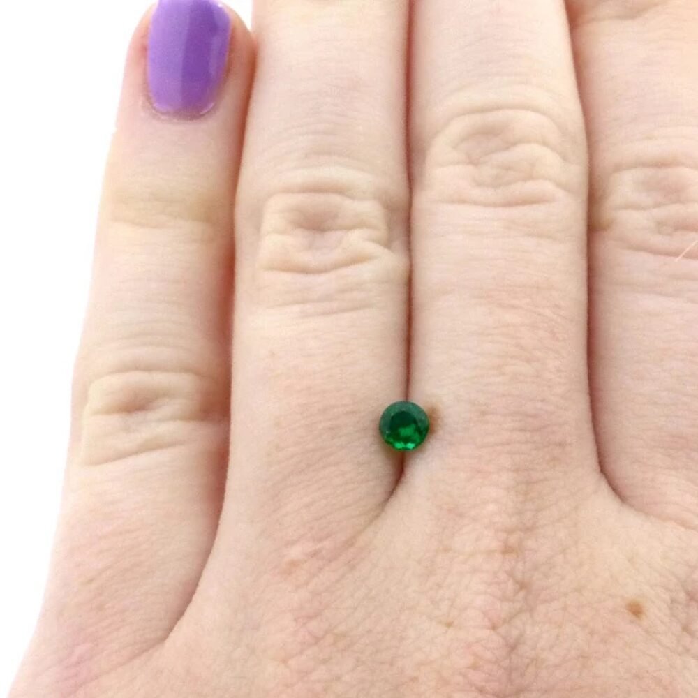 Smaragd 0.24 ct Rund – Intensives Grün, 4 mm, mit Zertifikat (1) Smaragd 0.24 Karat Rund mit intensiver grüner Farbe – Intensives Grün, 4 mm, mit Zertifikat