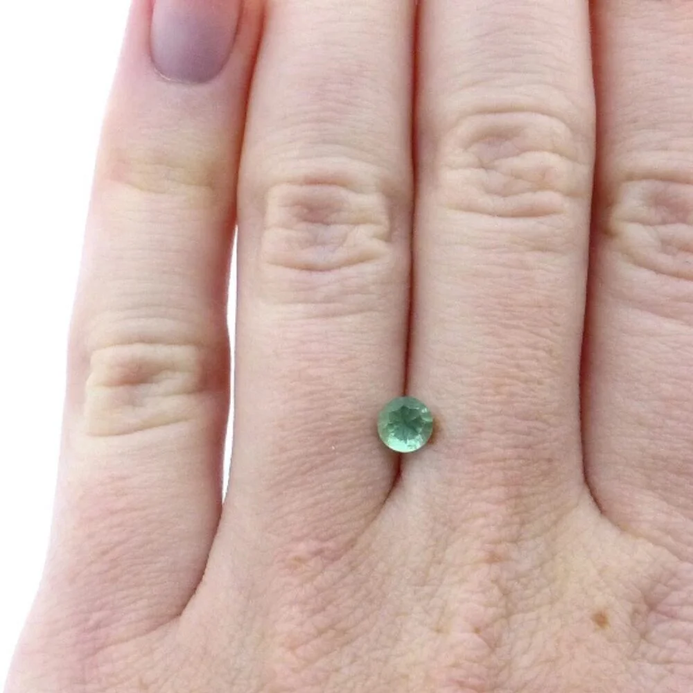 Smaragd 0.41 Karat kaufen – Runder facettierter Edelstein 4.7 mm mit Zertifikat