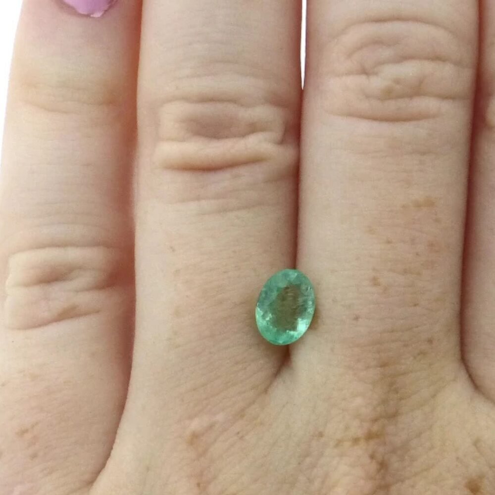 Smaragd 0.75 ct – Ovaler Schliff, leuchtend hellgrün (2) Smaragd 0.75 Karat – Ovaler Schliff, leuchtend hellgrün