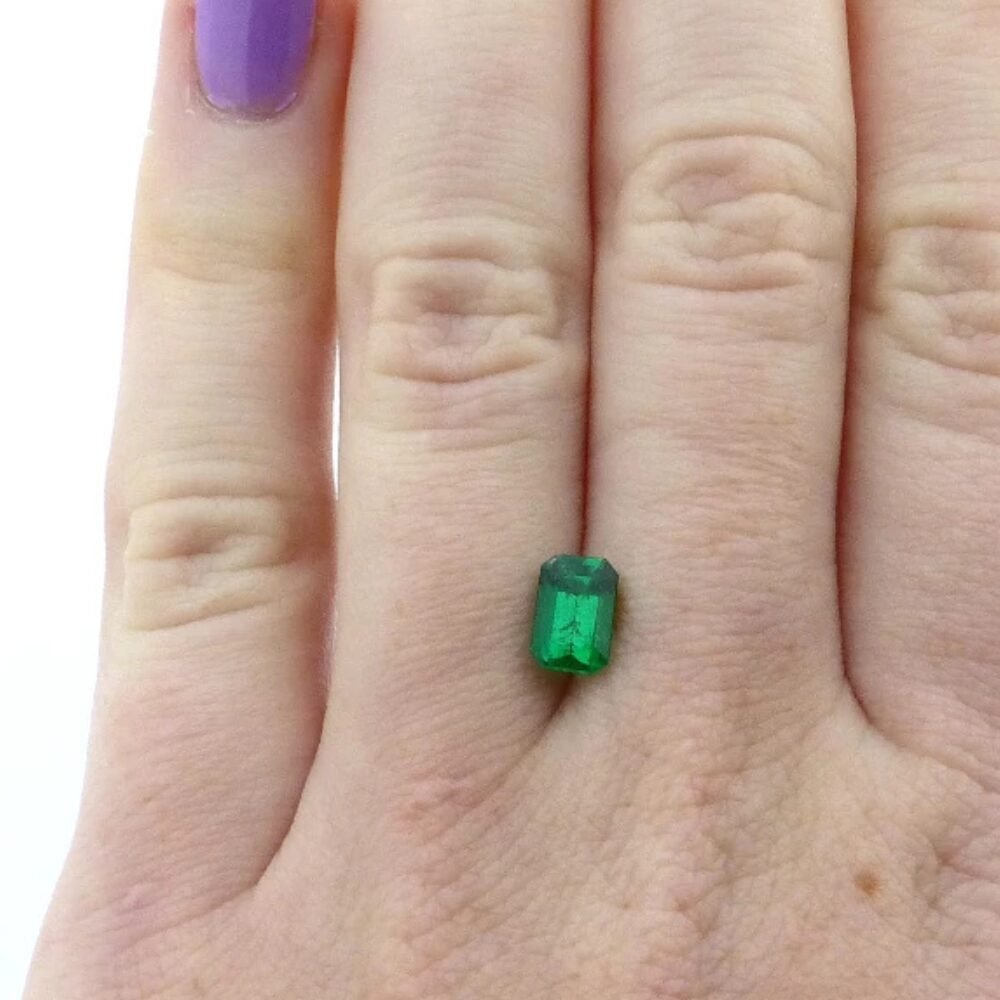 Smaragd 0.80 ct Rechteck – Intensives Grün, exzellente Reinheit (2) Smaragd 0.80 karat rechteckig rein – Intensives Grün & lupenreine Brillanz