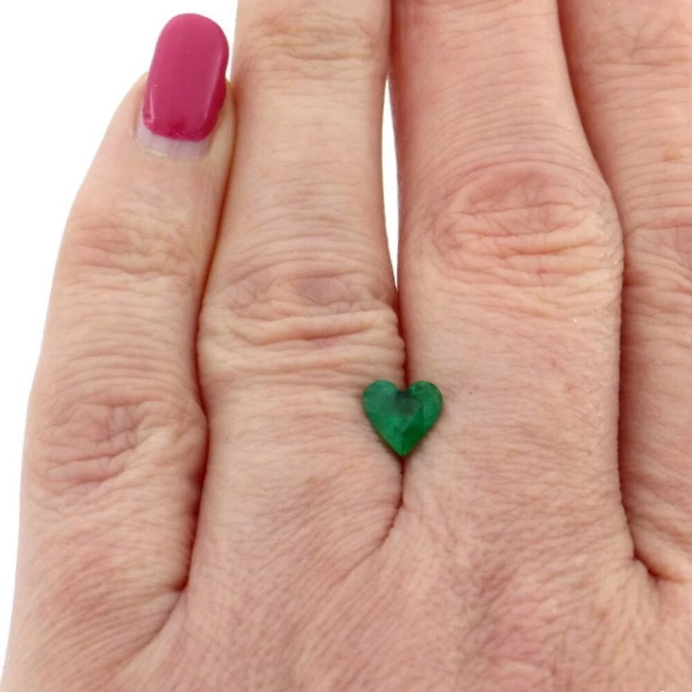 Smaragd 0.86 ct Herzform Intensivgrün (2) Smaragd 0.86 Karat Herzform aus Brasilien – intensivgrün & geölt