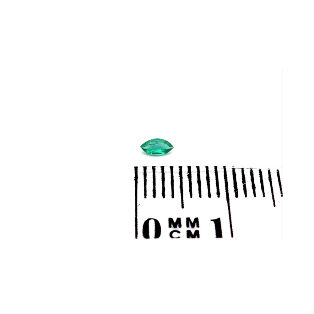 Smaragd Navette 0.04 ct kaufen – Natürlicher grüner Edelstein in Schiffsform (1) Smaragd Navette 0.04 Karat kaufen – Natürlicher grüner Edelstein in Schiffsform