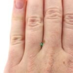 Smaragd Navette 0.04 ct kaufen – Natürlicher grüner Edelstein in Schiffsform
