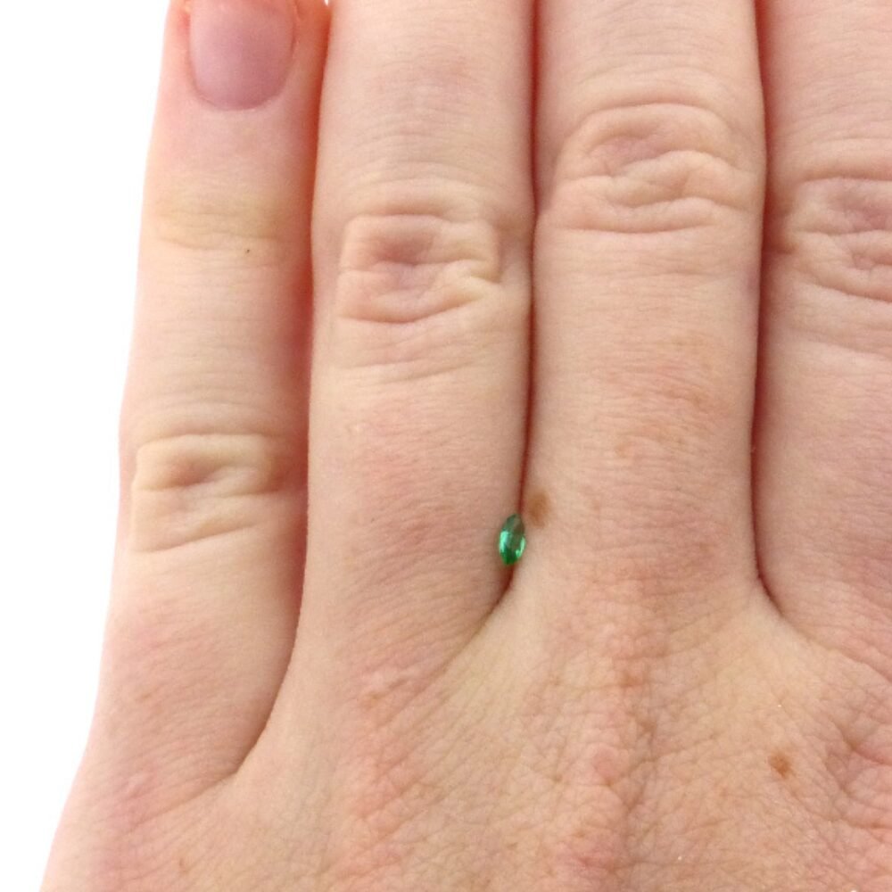 Smaragd Navette 0.04 ct kaufen – Natürlicher grüner Edelstein in Schiffsform (2) Smaragd Navette 0.04 Karat kaufen – Natürlicher grüner Edelstein in Schiffsform