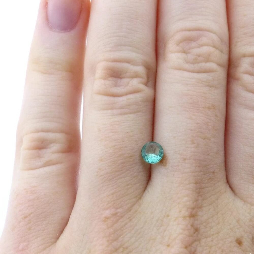 Smaragd Rundschliff 0.26 ct kaufen – Hellgrüner Smaragd Rundschliff 0.26 Karat kaufen – Natürlicher Edelstein in Hellgrün mit Zertifikat