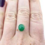 Smaragd Cabochon 1.87 ct kaufen – Natürlicher ovaler Edelstein aus Brasilien