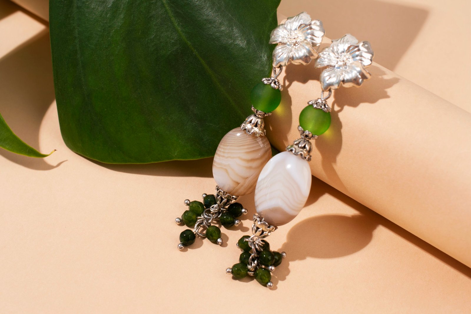 Feine Schmuckdetails mit edlen Steinen – Saphir & Smaragd