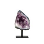 Amethyst Cluster auf Ständer – Einzelstück 1354 g 12.9 × 9.8 × 7 cm – Saphir & Smaragd Amethyst Cluster auf Ständer 1354 g