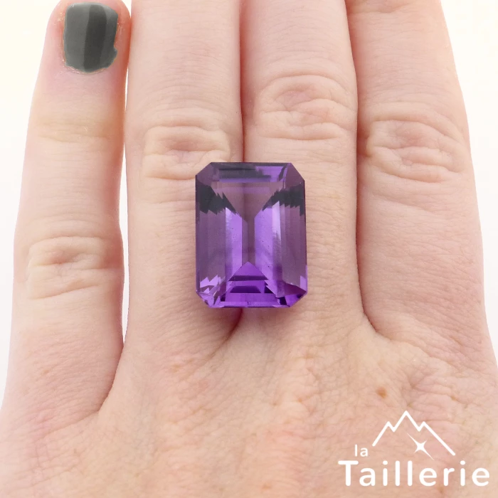 Amethyste-1-82-carat-PI-AME49-2-1-1 Amethyst 17.97 Karat – rechteckiger facettierter Edelstein