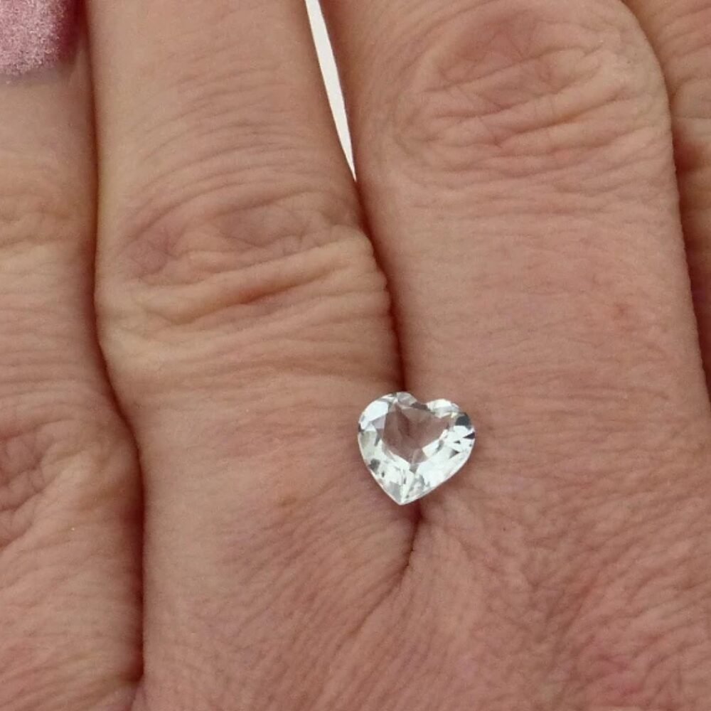 Aquamarin 0.92 ct Herz Blau (2) Aquamarin 0.92 Karat Herz Blau – lupenreiner Edelstein im Herzschliff