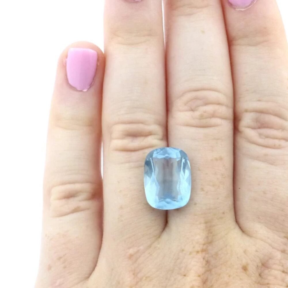 Aquamarin Cushion 7.17 ct (2) Aquamarin Cushion 7.17 Karat – Facettierter Edelstein mit kleinen Einschlüssen