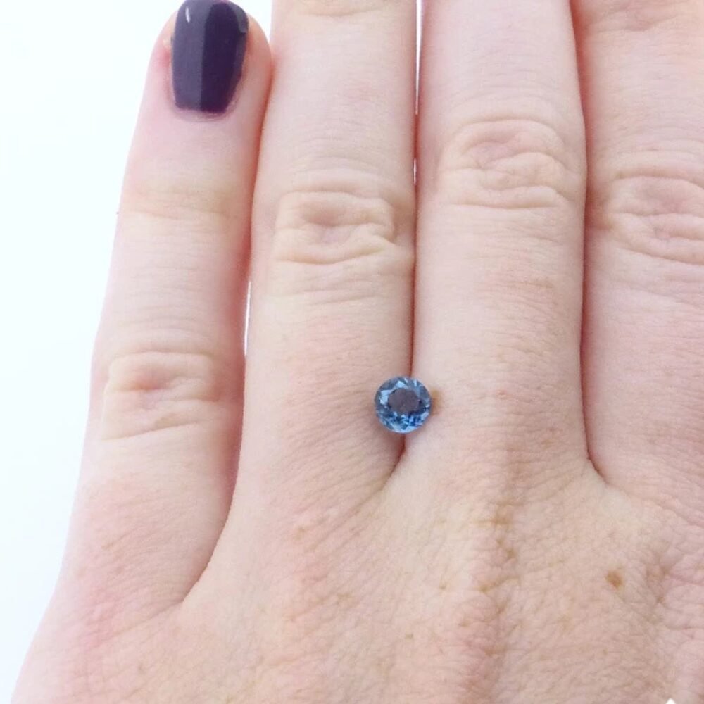 Aquamarin Intensivblau Rund 0.44 ct (1) Aquamarin Intensivblau Rund 0.44 Karat – Santa Maria Farbe mit Zertifikat