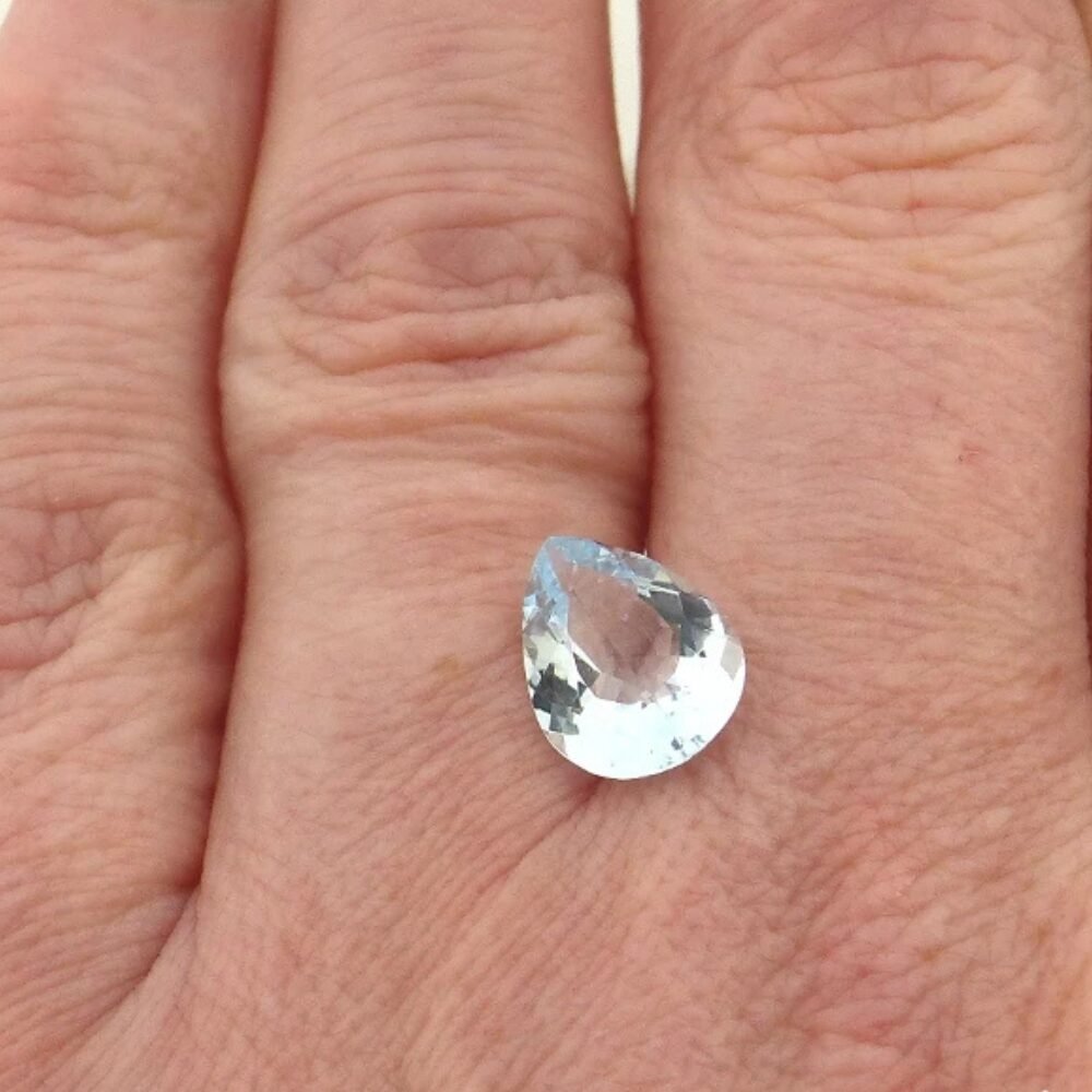 Aquamarin Tropfen 2.40 ct (1) Aquamarin Tropfen 2.40 Karat – Facettierter Edelstein mit Augenreinheit